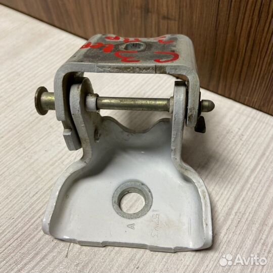 Петля двери задняя правая Citroen C3