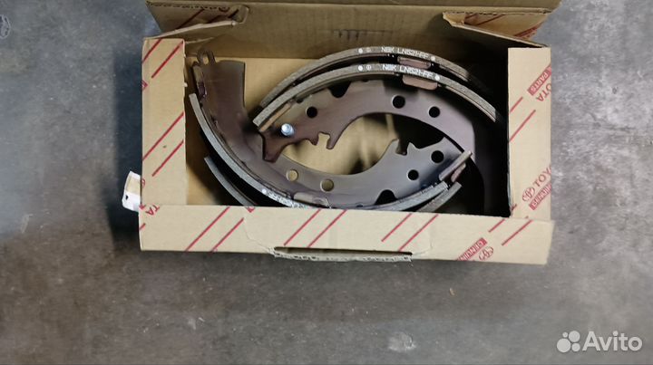 Тормозные колодки барабанные 04495-42040