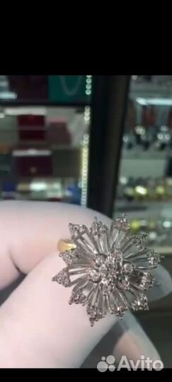 Кольцо с бриллиантом