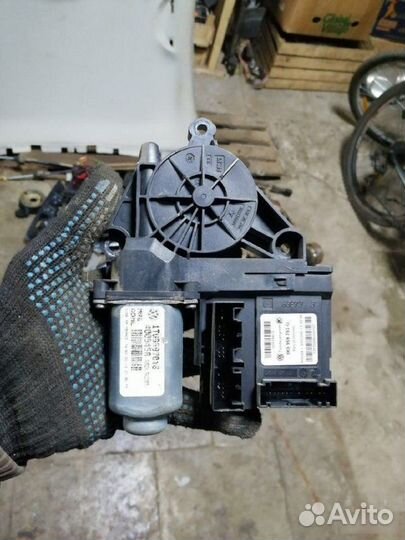 Моторчик стеклоподъемника Skoda Octavia A5