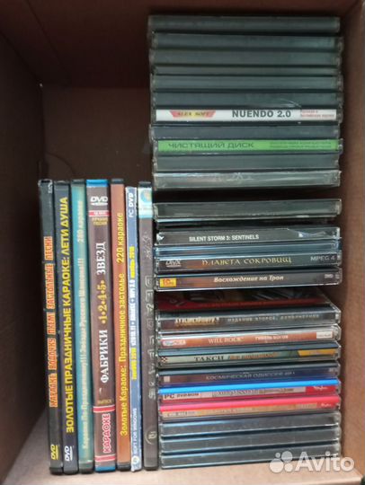 Пустые коробки Xbox360 и полиграфия