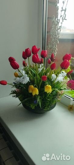 Композиция из искусственных цветов