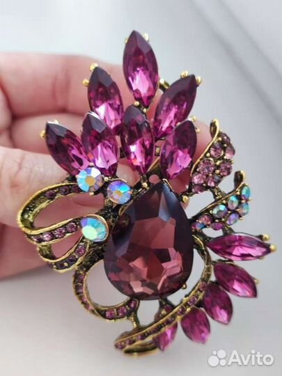Брошь в винтажном стиле