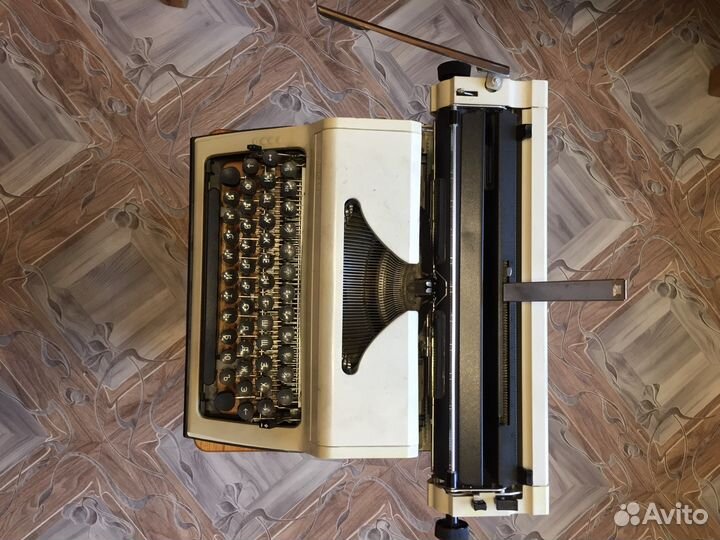 Продаётся портативная пишущая машинка