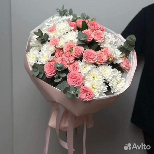 Букет из кустовых роз и хризантем