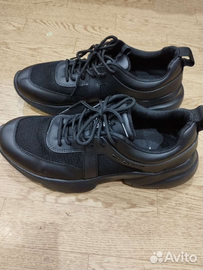 Кроссовки женские