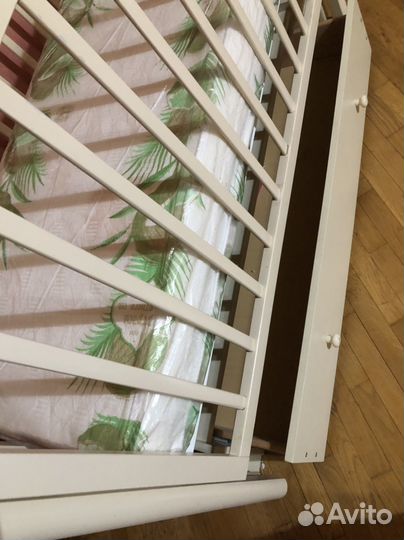 Детская кроватка с продольным маятником