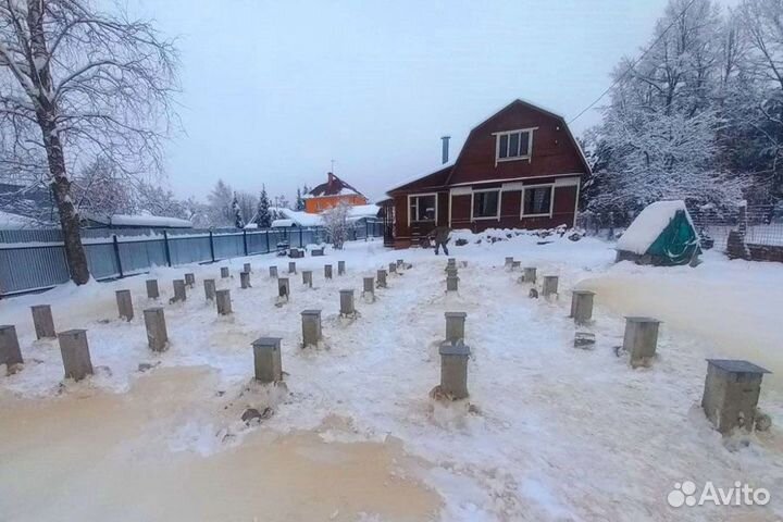 Забивка бетонных свай под фундамент