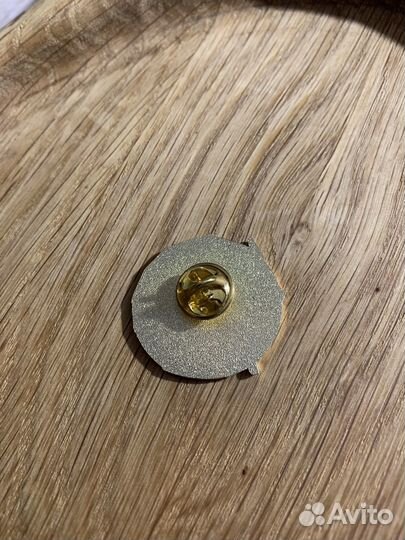 Значок с цитатой из книги 