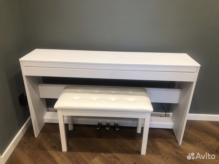 Новое белое цифровое пианино с банкеткой