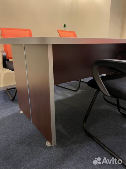 Стол переговорный и стулья