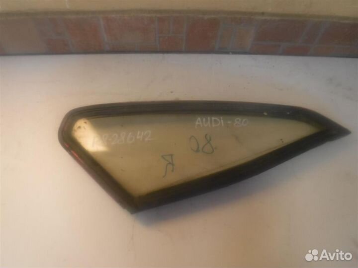 Стекло двери задней правой (форточка) Audi 80 (B4