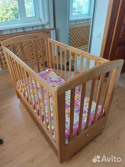 Детская кроватка с маятником