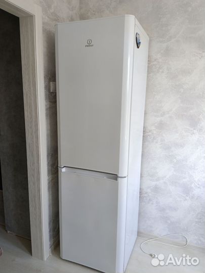 Холодильник бу indesit высота 2 м