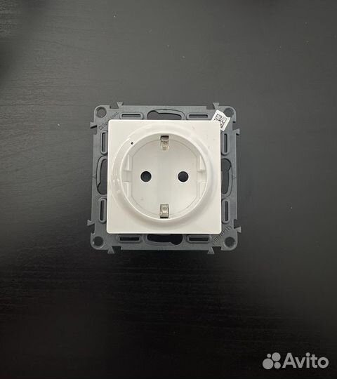 Умная розетка Legrand Valena 16А