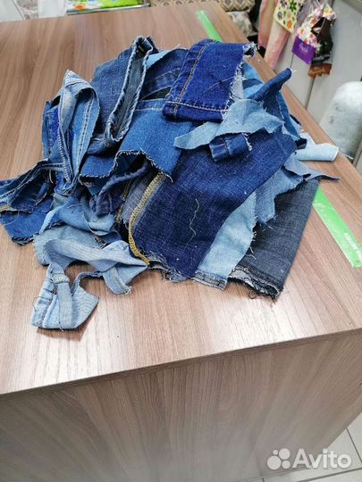 Кусочки джинсовой ткани