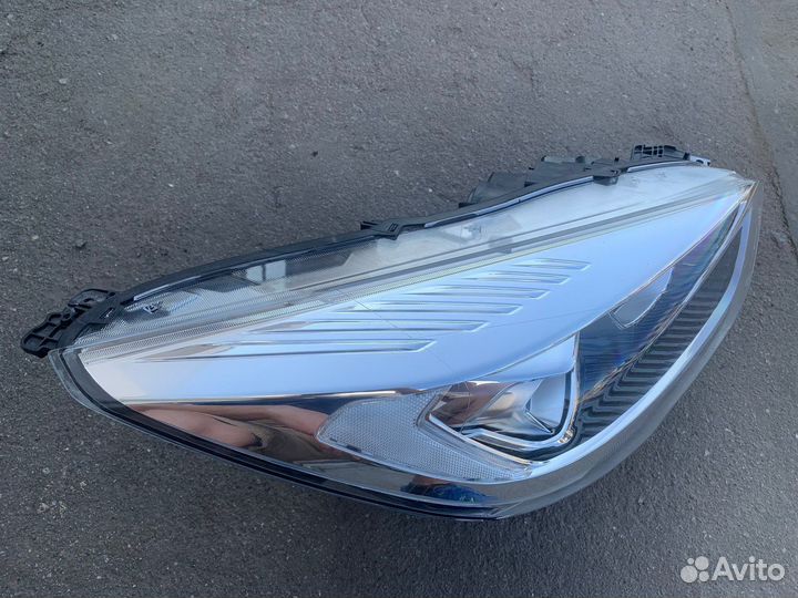 Фара правая Kuga 2 (белый поворотник)