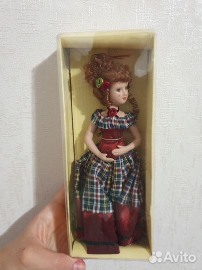 Кукла фарфоровая