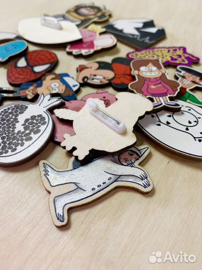 Деревянные значки на заказ