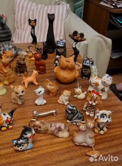 Коллекция фигурок кошек