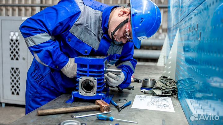 Слесарь - ремонтник на завод