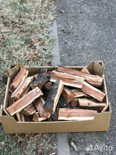 Коробка Колотых вишневых дров для пикника