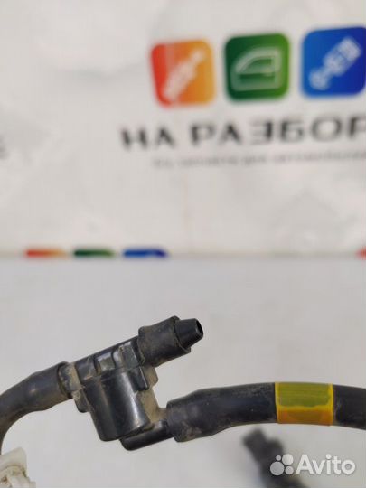 Форсунка омывателя Toyota Avensis T270 2ZR-FAE