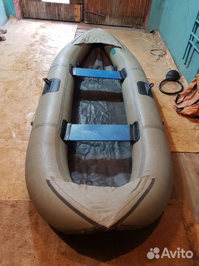 Надувная весельная лодка