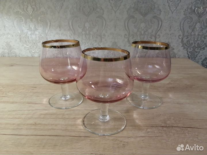 Три рюмки (фужера, бокала) из цветного стекла