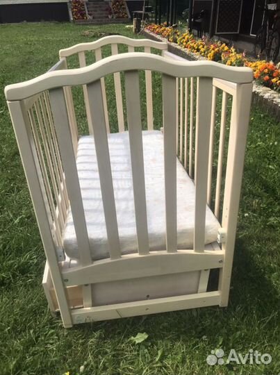 Детская кроватка с маятником и ящиком