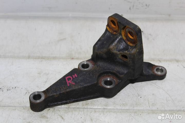 Кронштейн опоры двигателя toyota wish 07* ZNE10 1ZZ-FE / right