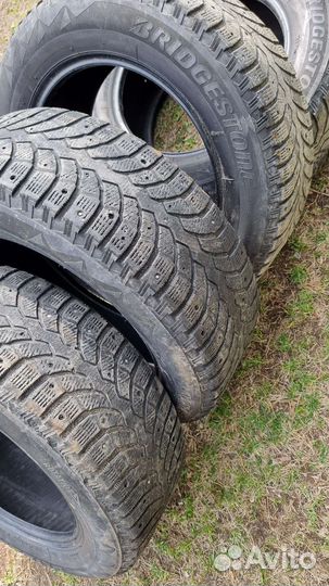 Bridgestone Blizzak Spike-01 215/60 R16