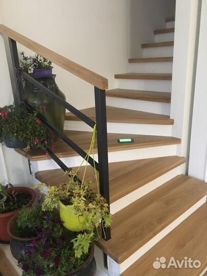 Деревянная лестница с подсветкой