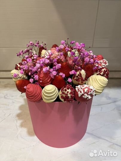 Букет из клубники в шоколаде с цветами