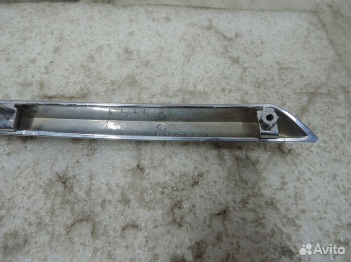 Молдинг решетки радиатора левый Mitsubishi Pajero