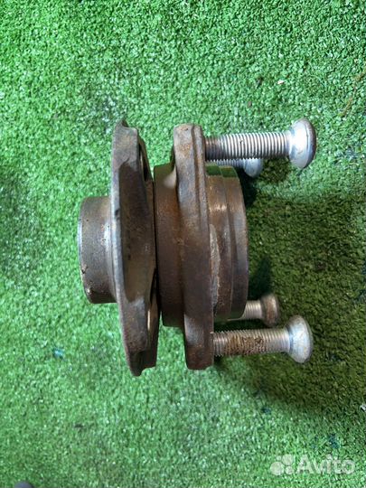 Ступица передняя левая Audi A4B6