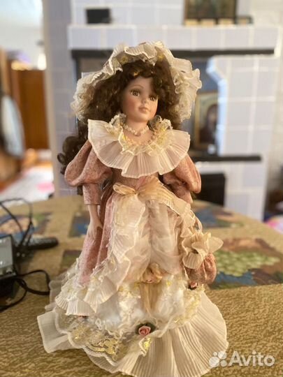 Кукла фарфоровая