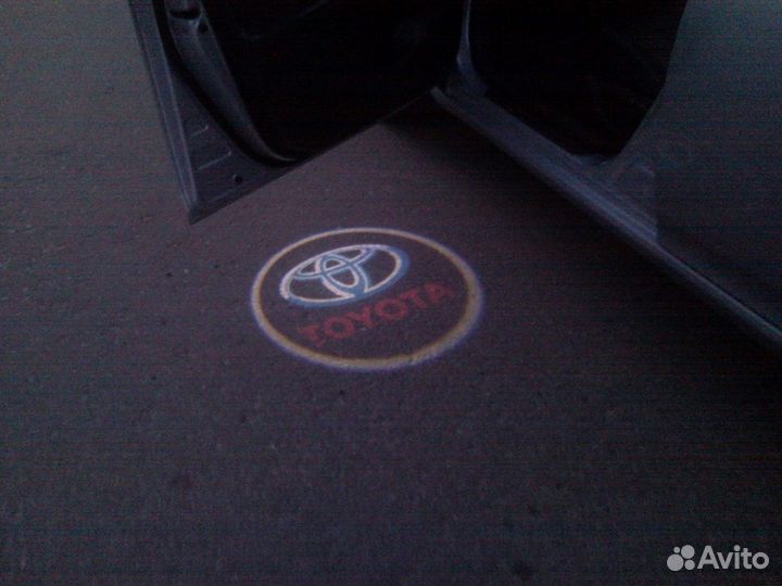 Проектор логотипа марки Toyota в дверь