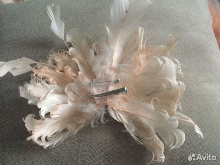 Заколка или брошь из натуральных кудрявых перьев