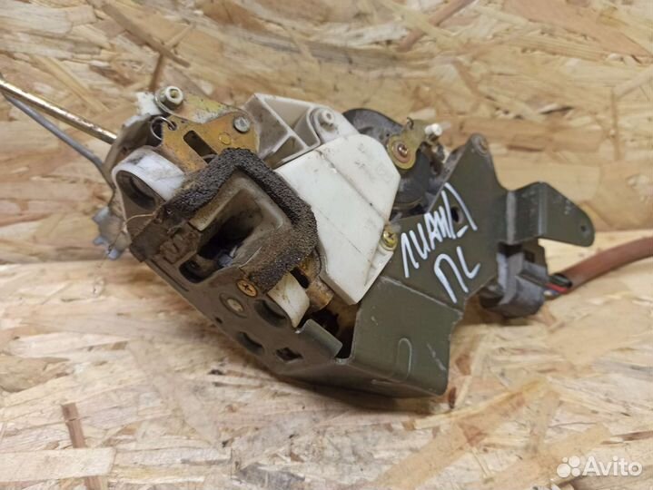 Замок двери передний левый Suzuki Liana