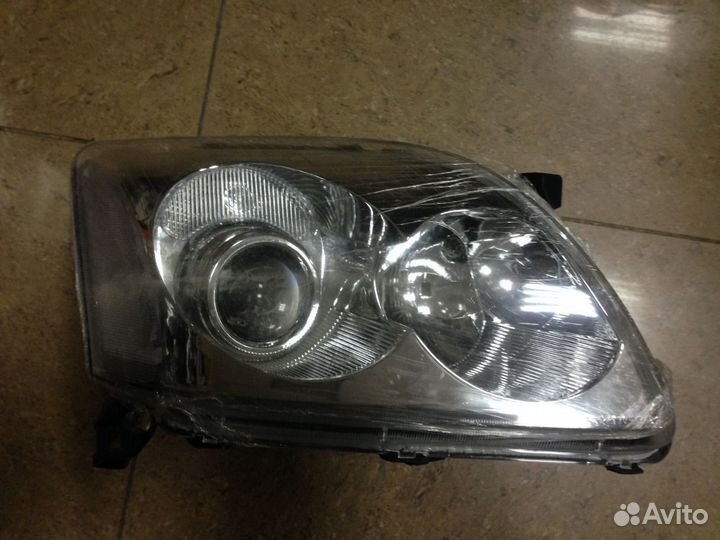 Фара передняя Toyota Avensis