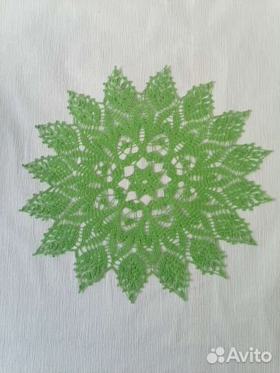 Интерьерная вязаная салфетка крючком круглая