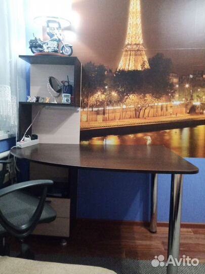 Угловой письменный стол с полками