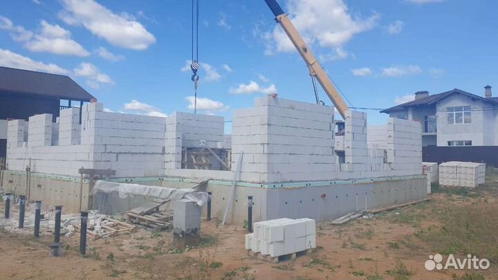 Кладка блока, каменщик, возведение стен