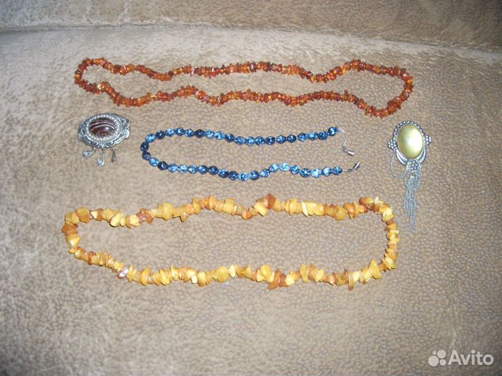 Набор бус и брошь