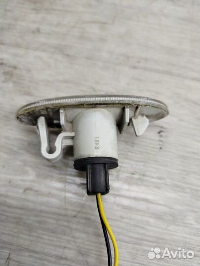 Повторитель в крыло передний Nissan Juke F15