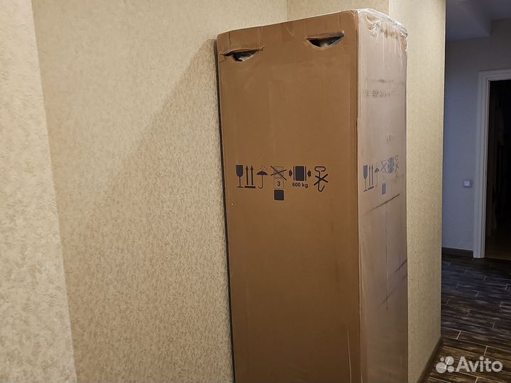 Новый, запечатанный с магазина 203см холодильник