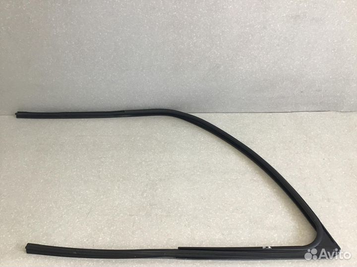 Уплотнитель стекла двери Nissan Terrano III (D10)