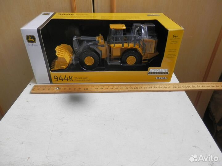 Игрушка-модель фронтал. погрузчик John Deere 944К