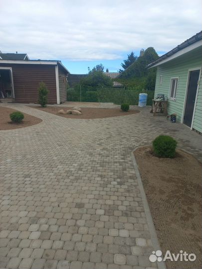 Укладка тротуарной плитки, брусчатки. Газон